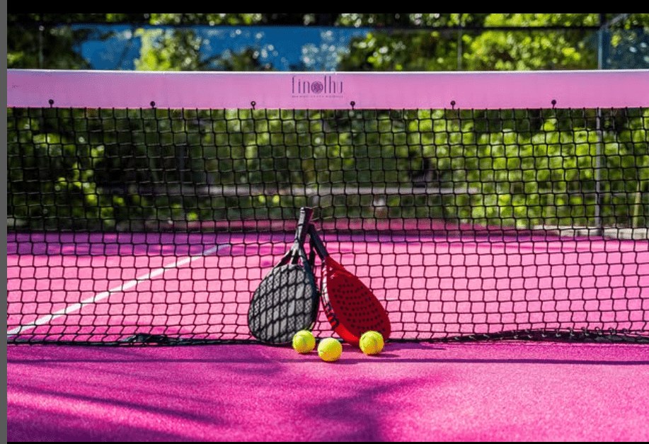 Pista de pádel PadelMagic con césped rosa en un resort de Maldivas