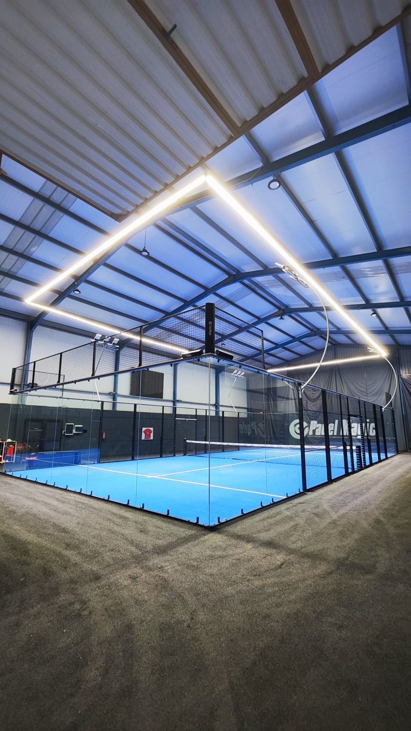 Showroom de PadelMagic en Valladolid con una pista montada e iluminada