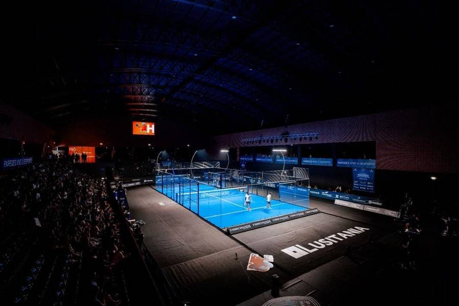Campo de padel com marcador em ecrãs LED durante um jogo