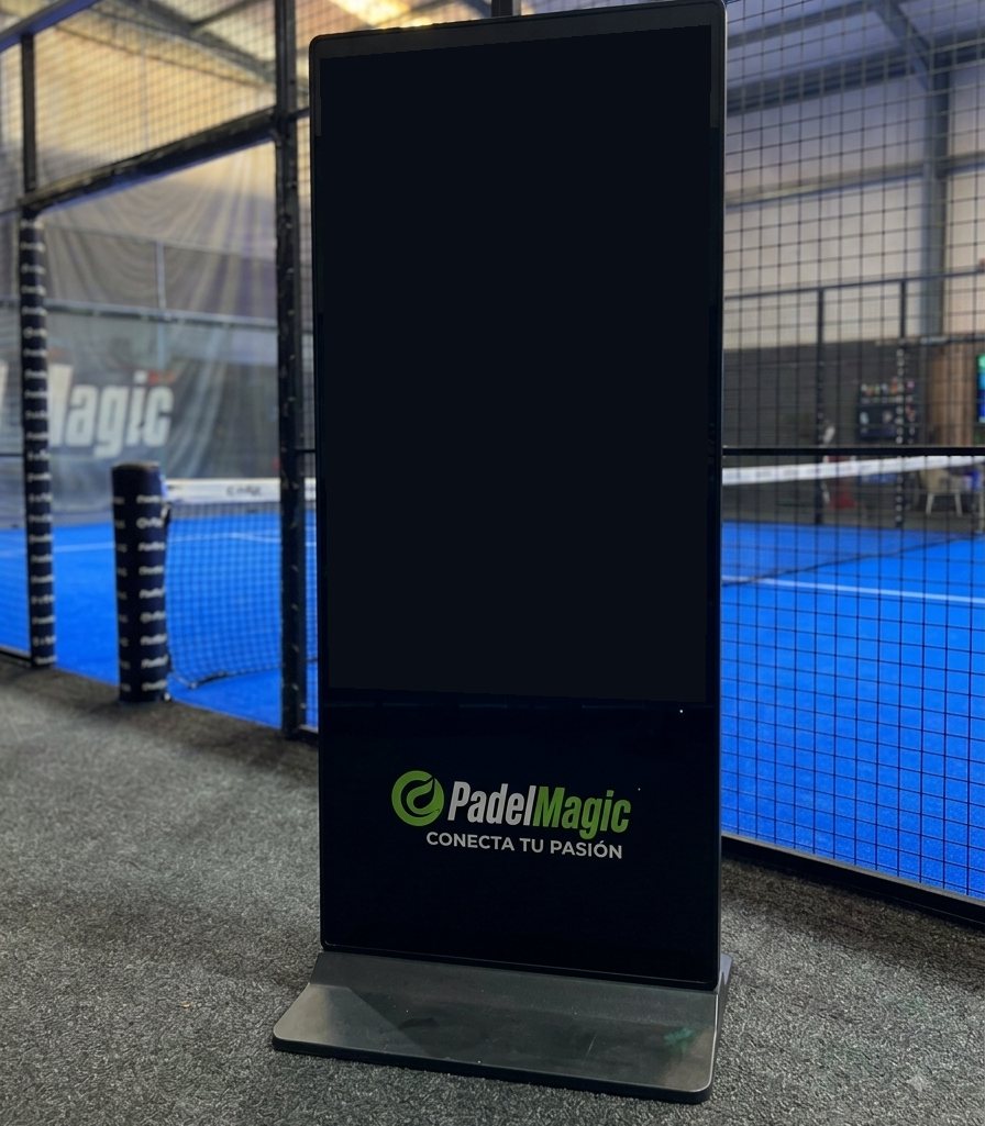 Tótem de PadelMagic instalado junto a la pista