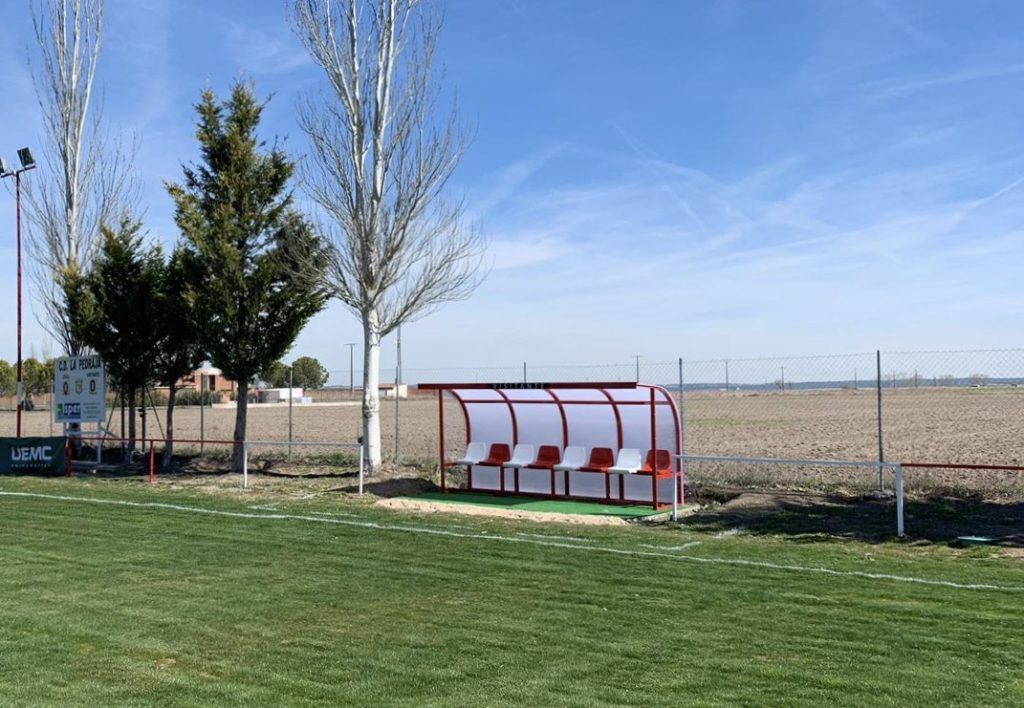Gradas y banquillos para campos de futbol