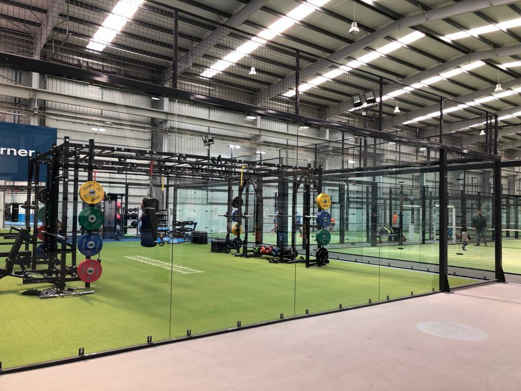 Pista de padel panorámica adaptada