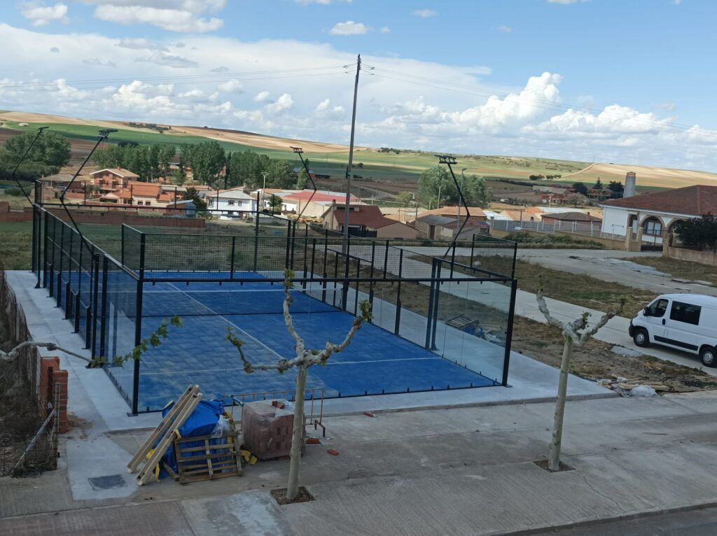 How should the foundation (concrete slab) of a padel court be?